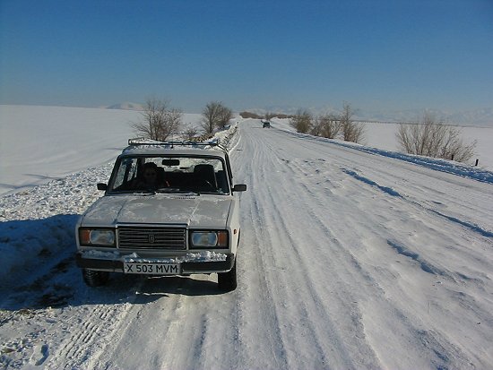 Auto in wit landschap