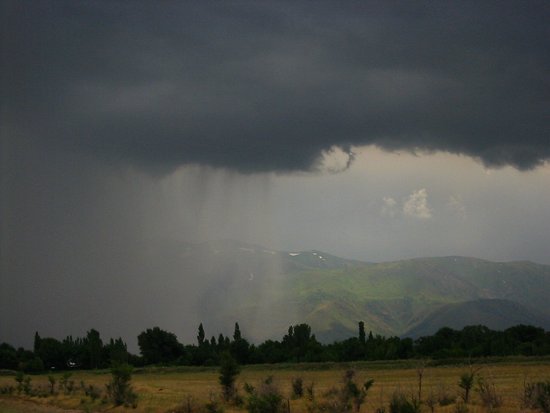 De regen valt met bakken uit de hemel