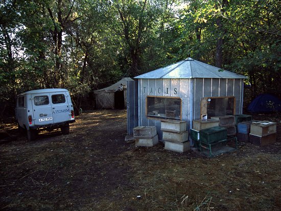 Het eenvoudige onderkomen van het Chokpak vogelringstation in Kazachstan