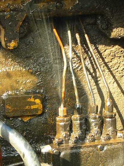 Foto van een lekkende dieselleiding van de bulldozer