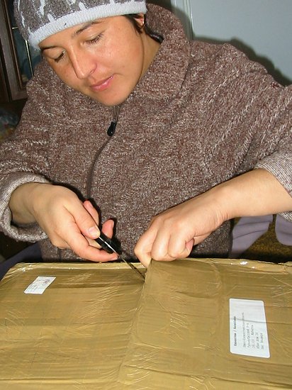 Elmira opent een doos uit Nederland