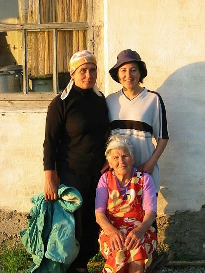 Elmira met moeder en oma