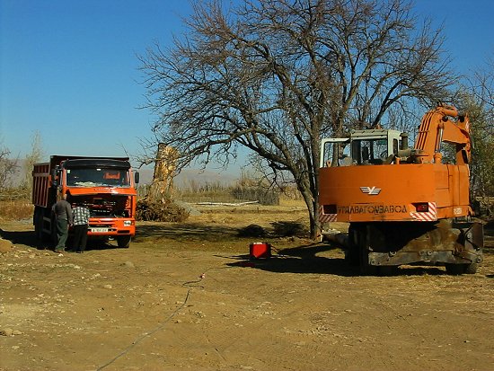 Reparatie van graafmachine en vrachtwagen