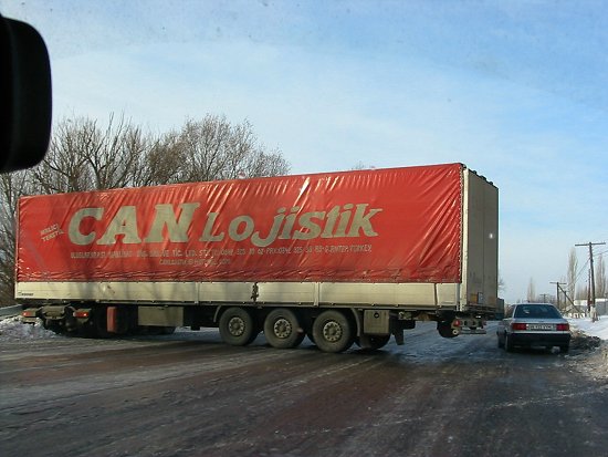 Geschaarde vrachtwagen bij Ak Biik