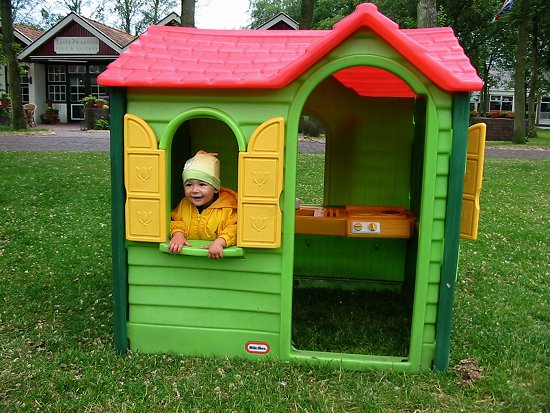 Nathalie in een speelhuisje