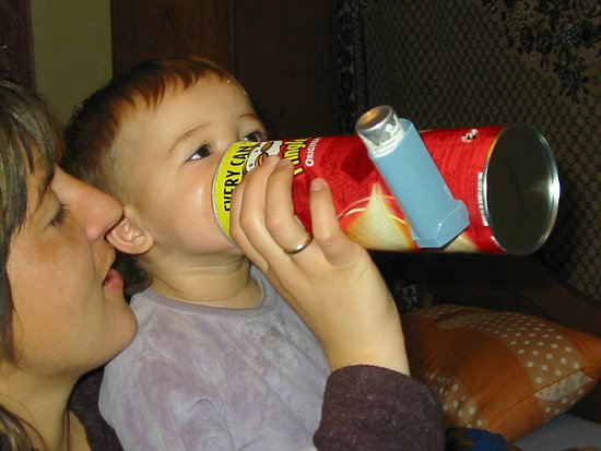 Nathalie aan de provisorische inhalator