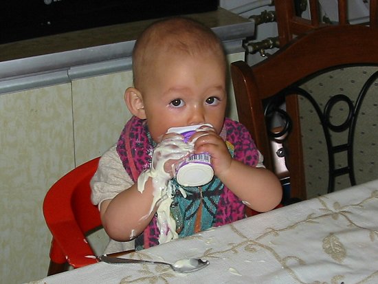 Isabel knoeit met yoghurt