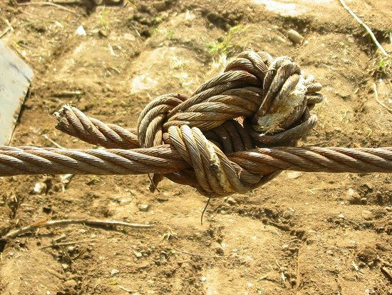 Foto van een ingewikkelde knoop in een staalkabel