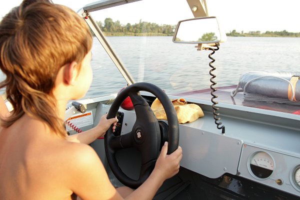 Nahalie aan het roer van een motorboot.jpg