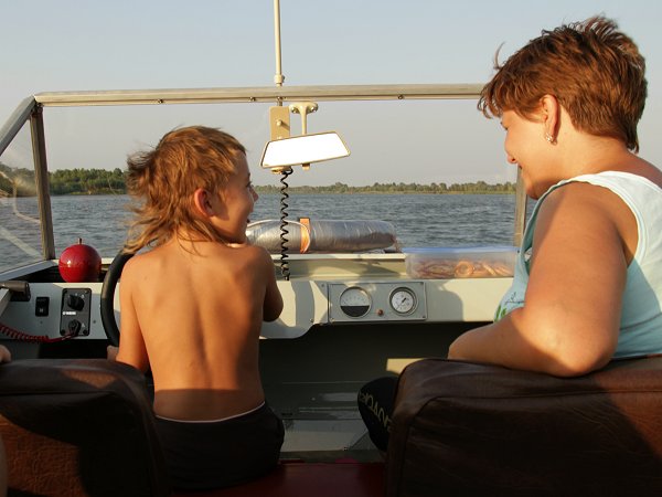 Isabel aan het roer van een motorboot