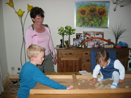 Nathalie speelt in de sjoelbak