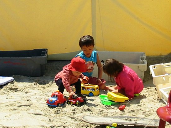 Nathalie speelt in het zand