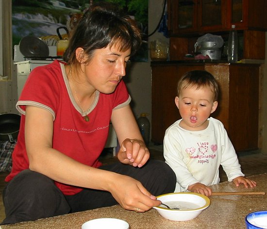 Foto van Nathalie die een hapje pap krijgt