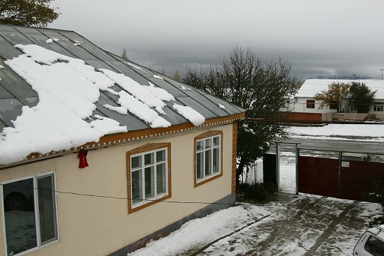 Sneeuw in oktober in Zhabagly in Kazachstan