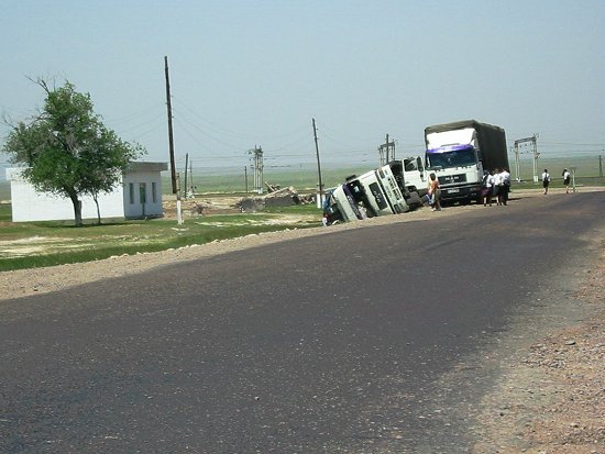 Omgevallen vrachtwagen tussen Merke en Shu