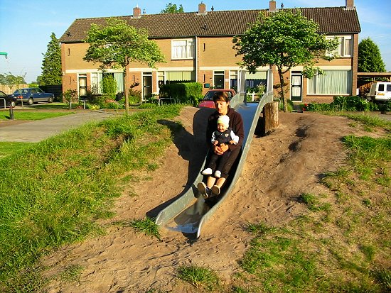 Elmira en Nathalie op de glijbaan