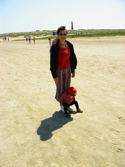 Elmira en Nathalie op het strand