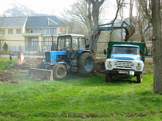 Foto van het ruimen van de fundamenten van het oude huis