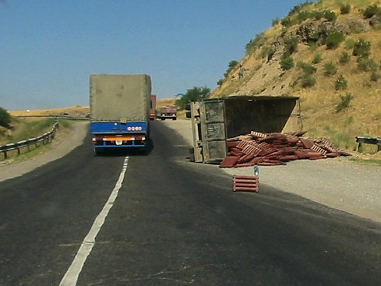 Gekantelde vrachtwagen met radiatoren