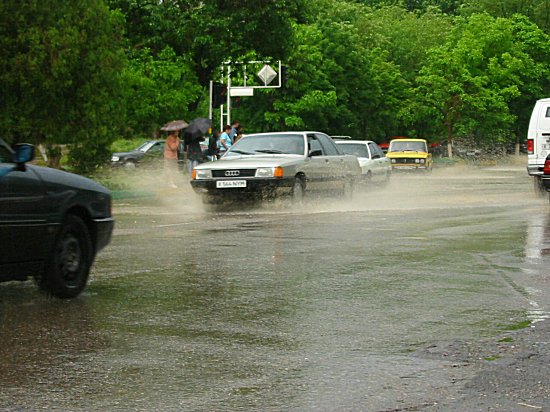 De straten staan blank in Shymkent