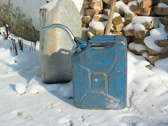 De Nederlandse schenktuit past prima op de Kazachse jerrycan