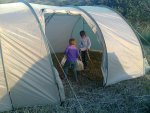 Nathalie en Isabel helpen in de tent