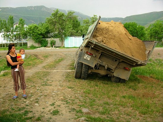 Kamaz scheef gezakt op de oprit van onze overburen