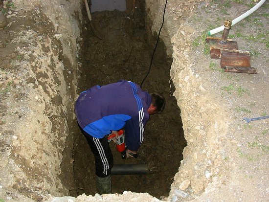 Gat boren in de waterleiding