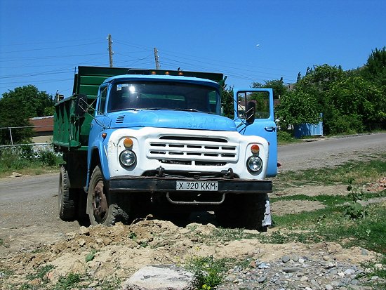 ZIL gestrand in zandhoop